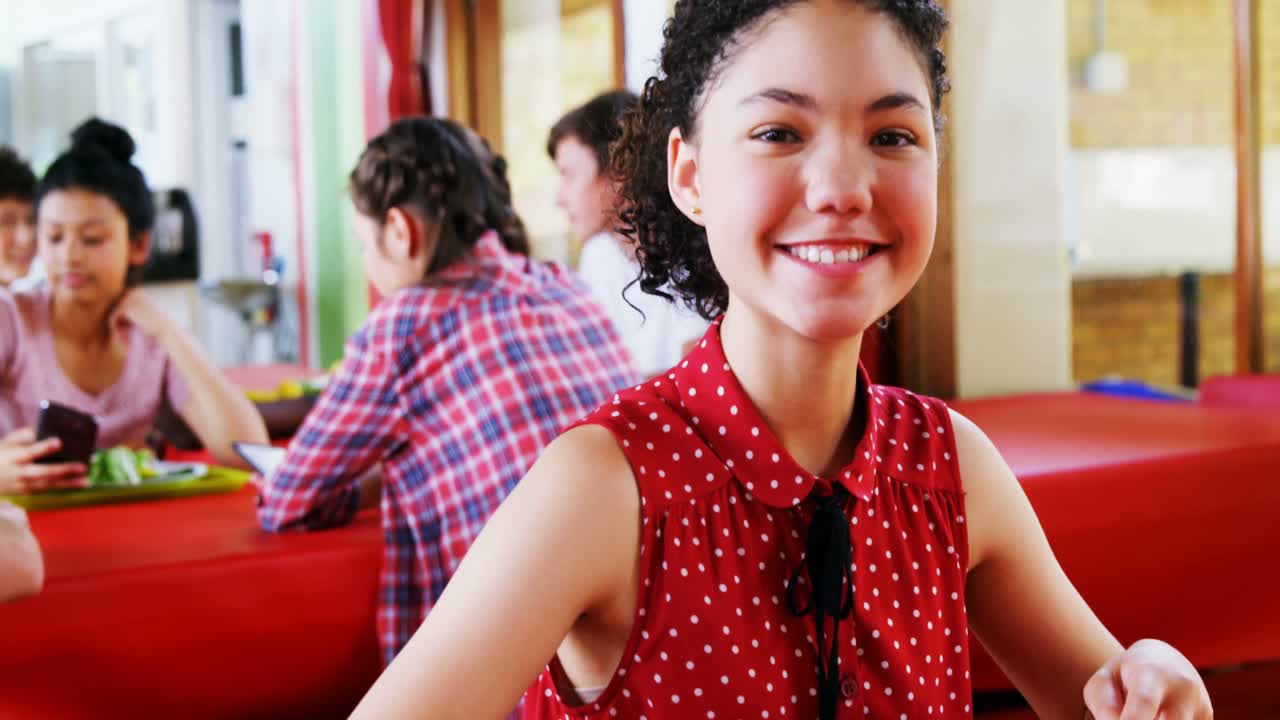 아침 식사를 하는 행복 한 여학생 의 초상화