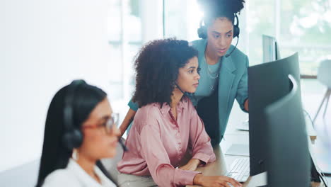 Call-center,-training-and-computer-with-women