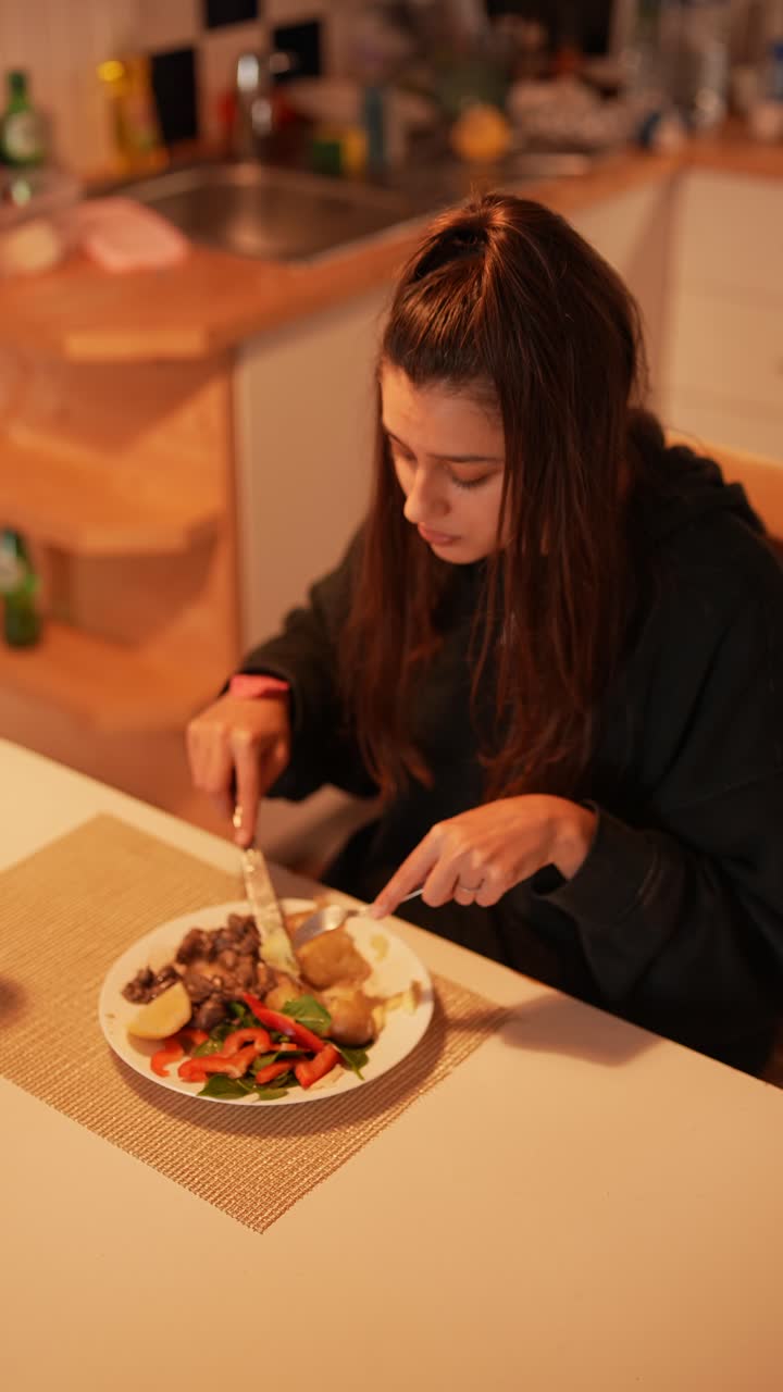 una mujer joven cenando.