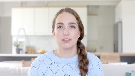 retrato de una mujer caucásica feliz haciendo una videollamada en cámara lenta