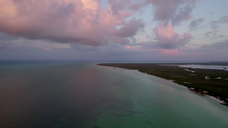 Vista-De-Drones-Del-Cielo-Del-Atardecer-En-La-Playa