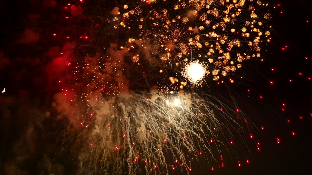 los fuegos artificiales en el cielo nocturno