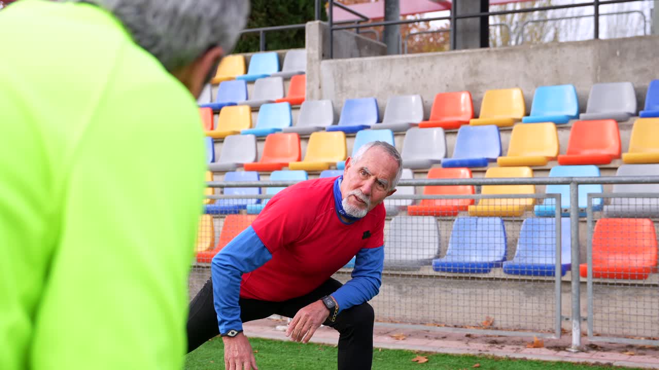 Uomini anziani che si allenano allo stadio