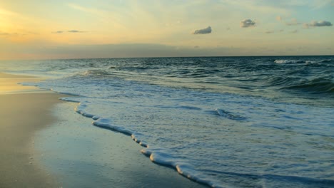 Orilla-Del-Océano-Al-Amanecer-En-Pensacola,-Florida