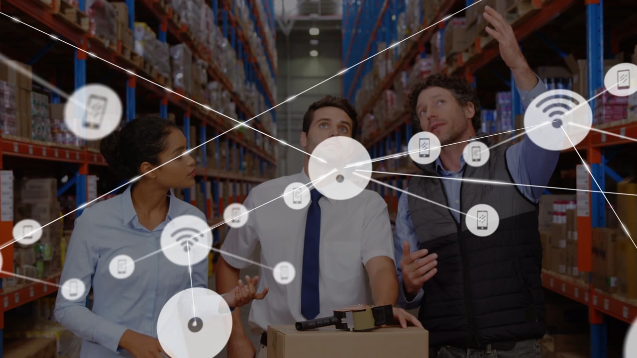 Animazione di una rete di connessioni su diverse persone in magazzino.