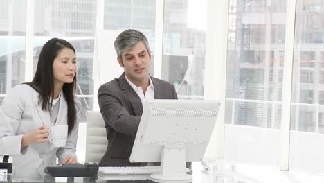 Asian-businesswoman-and-her-colleague-working-at-a-computer
