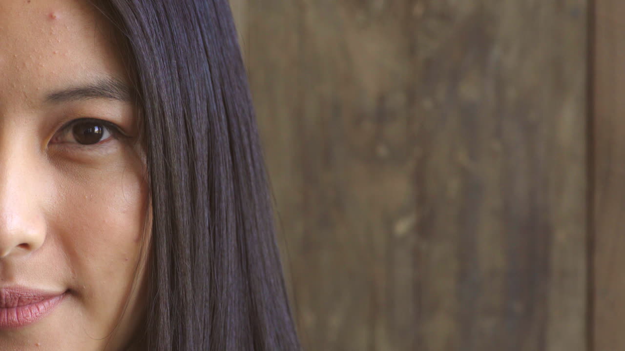 부끄러운 십대 소녀 자신 의식