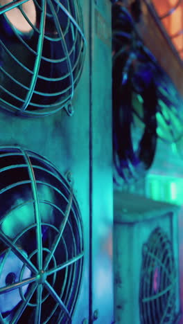 primer plano de los ventiladores del servidor en un centro de datos