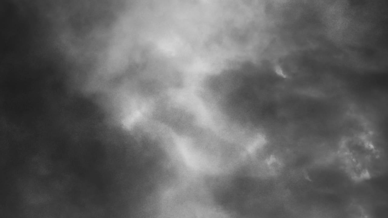 어두운 구름 4k에서 뇌우와 번개가 번쩍입니다.