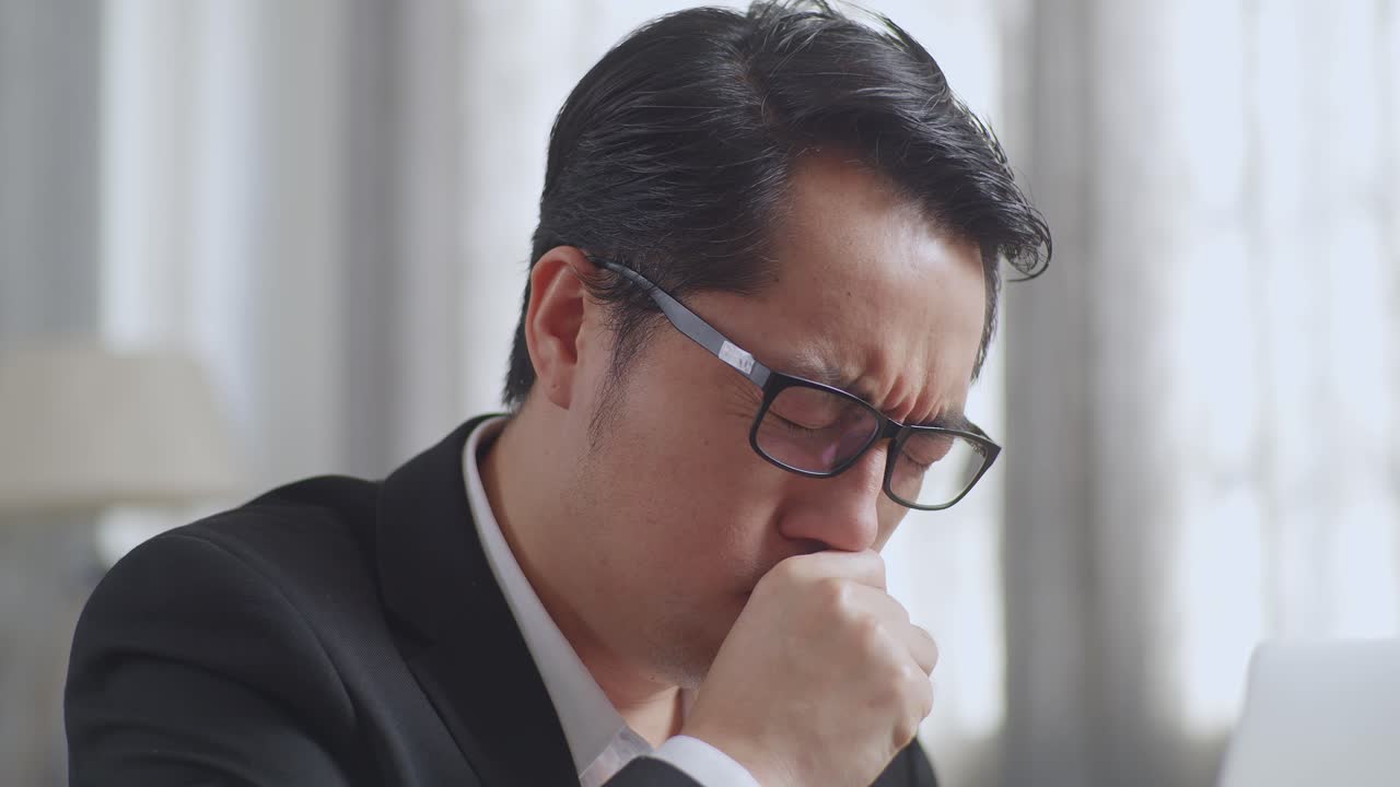 사무실에서 기침하는 남자