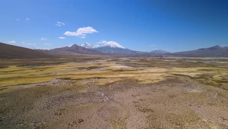 vista aérea del pintoresco parque nacional de lauca, chile - dolly hacia adelante, toma de dron