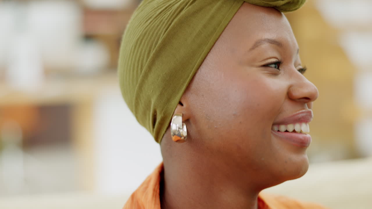 mulher a desfrutar de uma bebida quente.