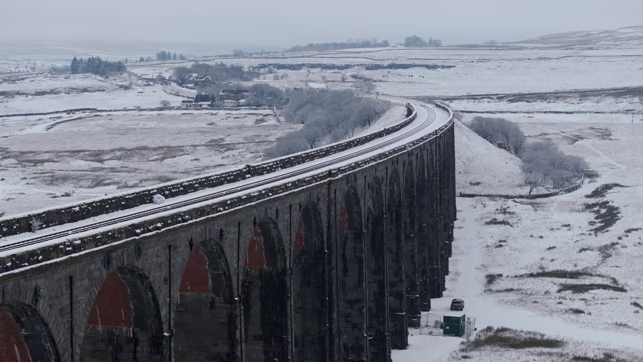 요크셔 데일즈 (yorkshire dales) 에서 긴 렌즈로 눈 인 리블헤드 다이아트 (ribblehead viaduct) 의 공중 드론 촬영