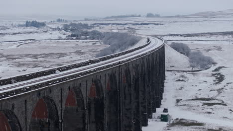 Retroceso-Que-Establece-Una-Toma-Aérea-De-Un-Drone-Del-Viaducto-Nevado-De-Ribblehead-Con-Lente-Larga-En-Yorkshire-Dales,-Reino-Unido