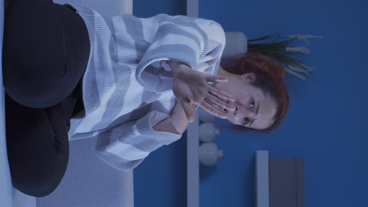 겁쟁이 눈으로 카메라를 바라보는 여성의 수직 비디오.