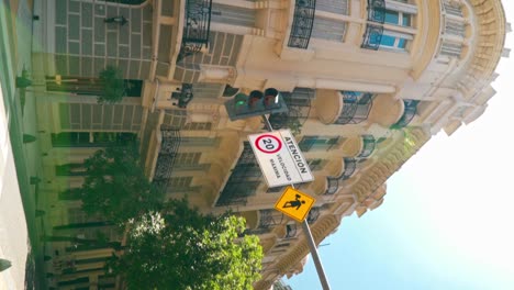 panorámica vertical vista derecha de la calle arroyo en buenos aires, argentina en un día soleado