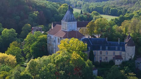 Vista-Aérea-Del-Pueblo-De-Gargilesse-Y-Su-Castillo,-Francia.