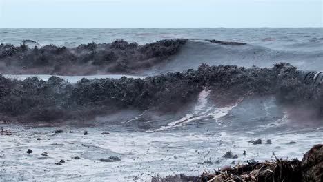 Las-Olas-Del-Océano-Fangosas-Chocan-Contra-Las-Rocas.