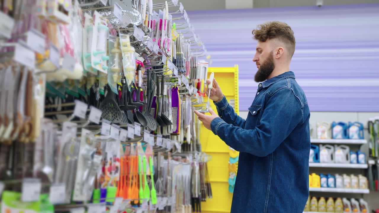 hombre comprando utensilios de cocina en un supermercado