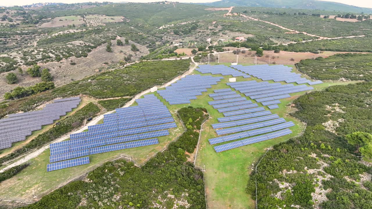vuelo de drones alrededor de una granja solar en la naturaleza