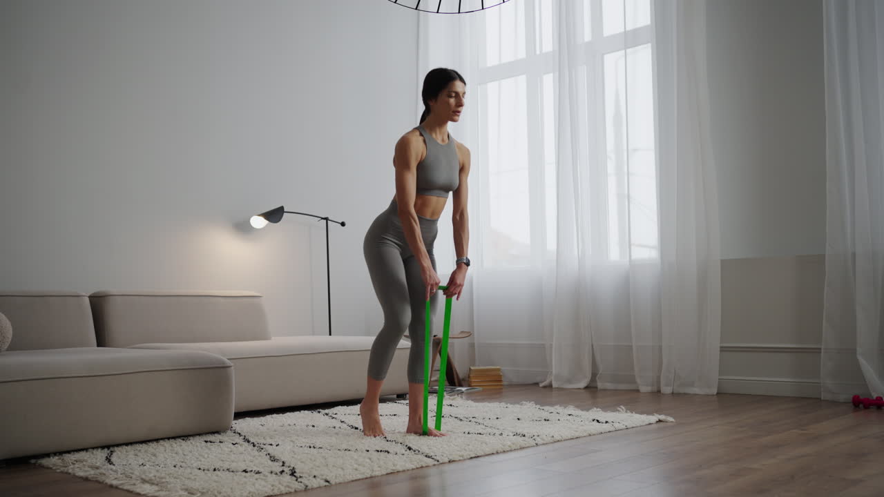 Mulher Fazendo Treino com Faixa de Resistência em Casa
