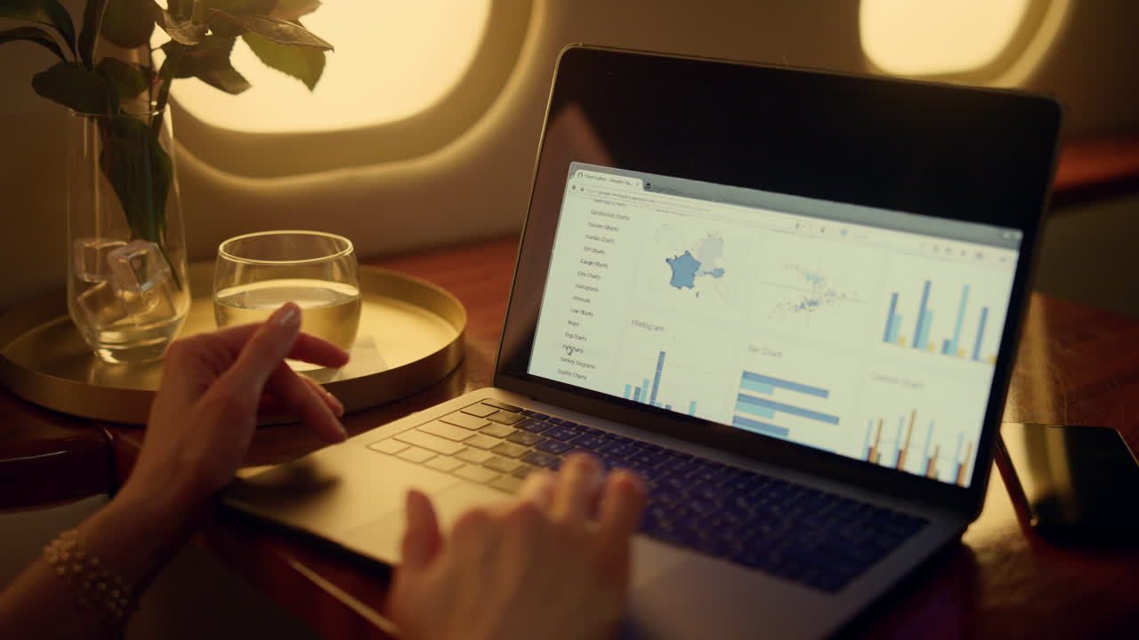 manos de primer plano tocando el panel. gerente de negocios analizando gráficos en la pantalla de la computadora portátil.