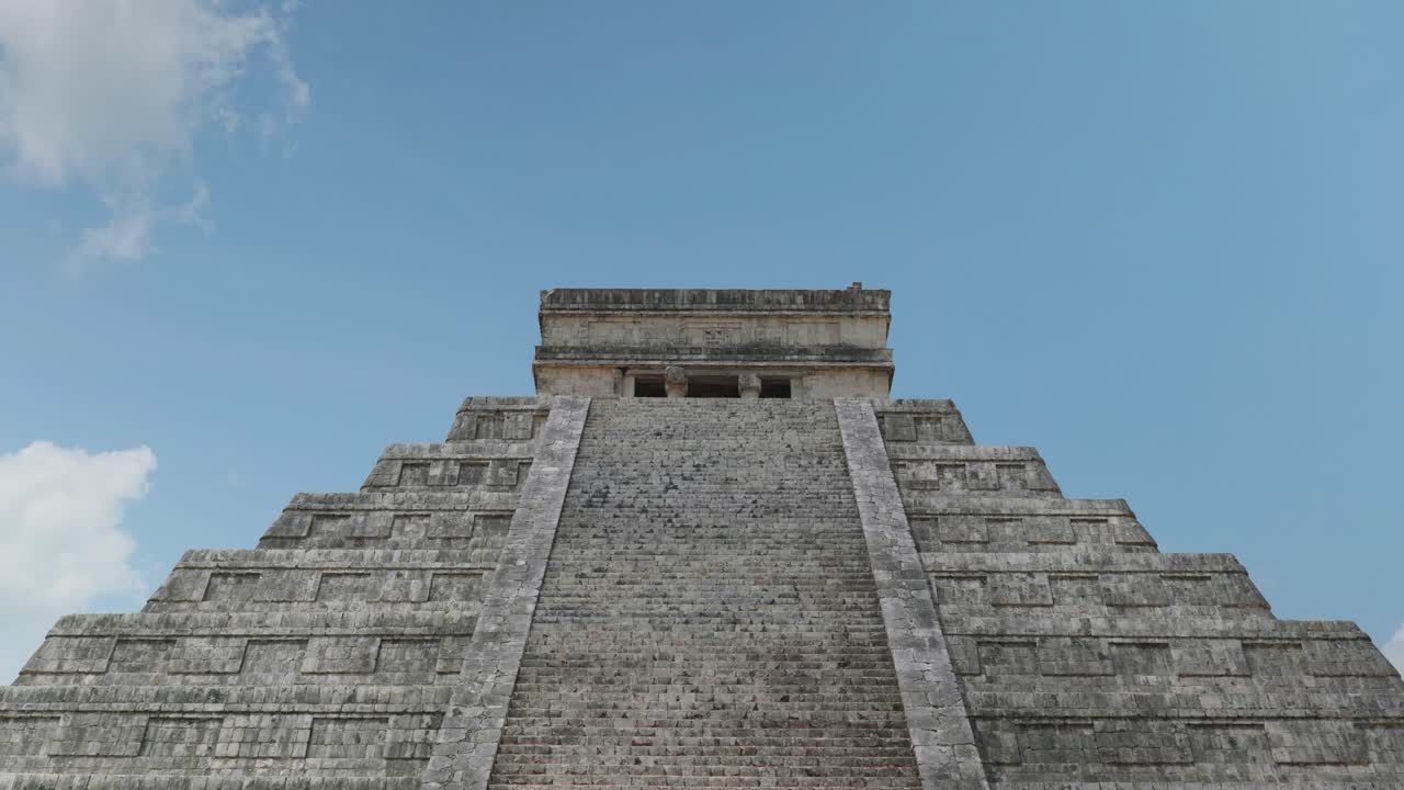 imágenes de paisajes cinematográficos de 4k del monumento de las ruinas mayas de chichén itzá, una de las siete maravillas, en yucatán, méxico en un día soleado