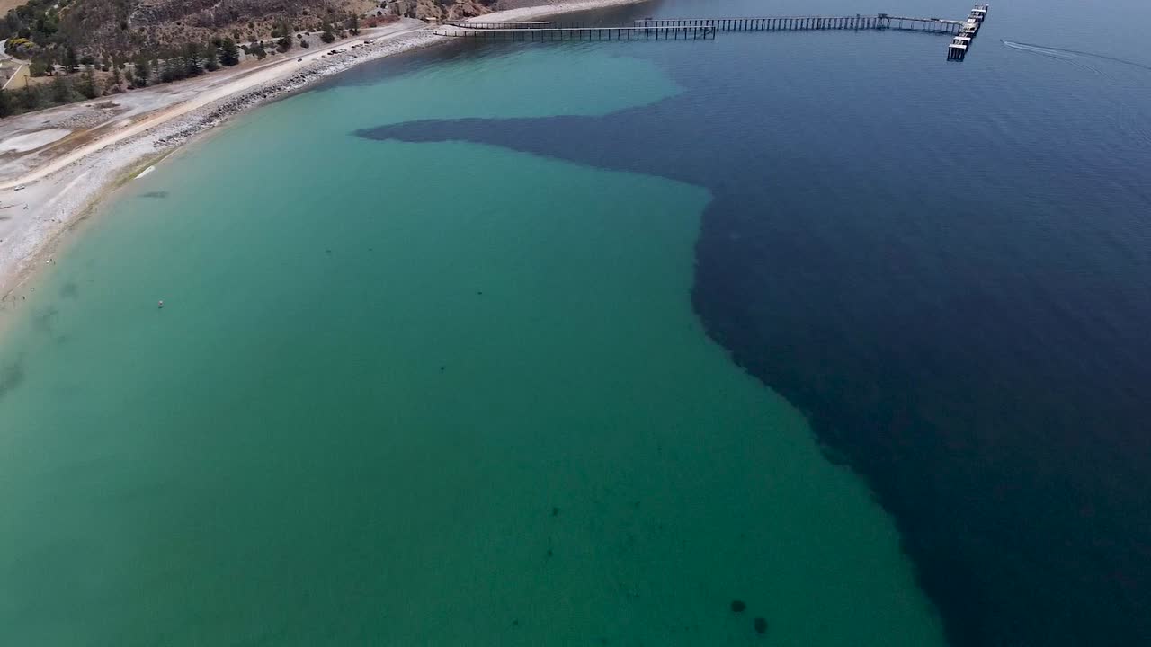 Naturskøn udsigt ved stranden i Rapid Bay med træmole på en solrig dag på Fleurieu-halvøen, South Australia