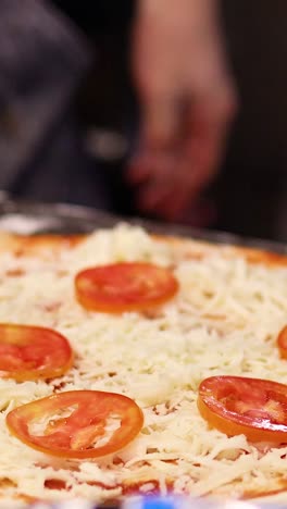 hacer pizza con rebanadas de queso y tomate