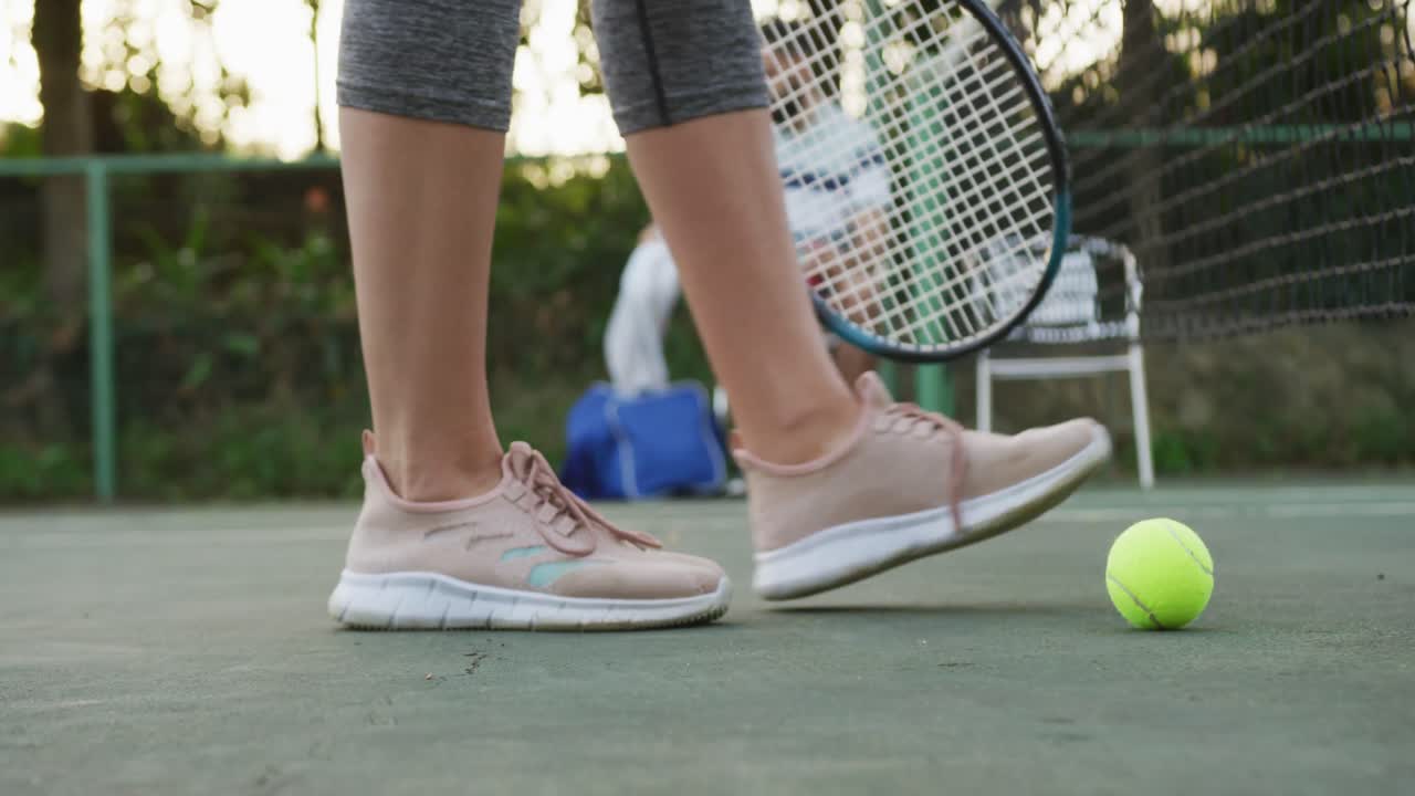 행복한 백인 여성이 코트에서 공을 들고 있는 영상