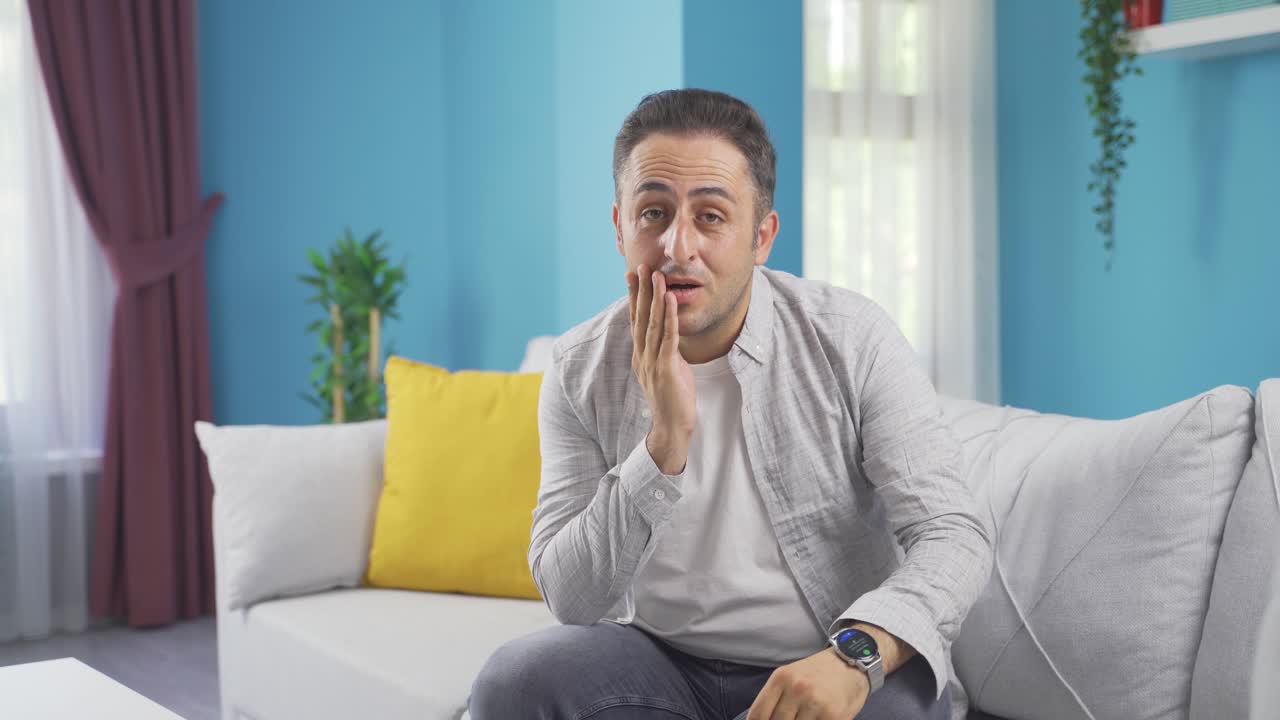 Uomo che guarda la telecamera con espressione curiosa