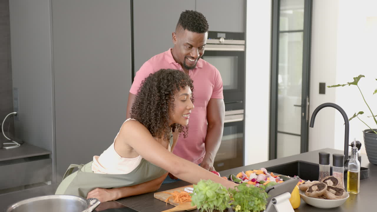 Preparando refeição, casal sorrindo e cozinhando juntos em cozinha moderna