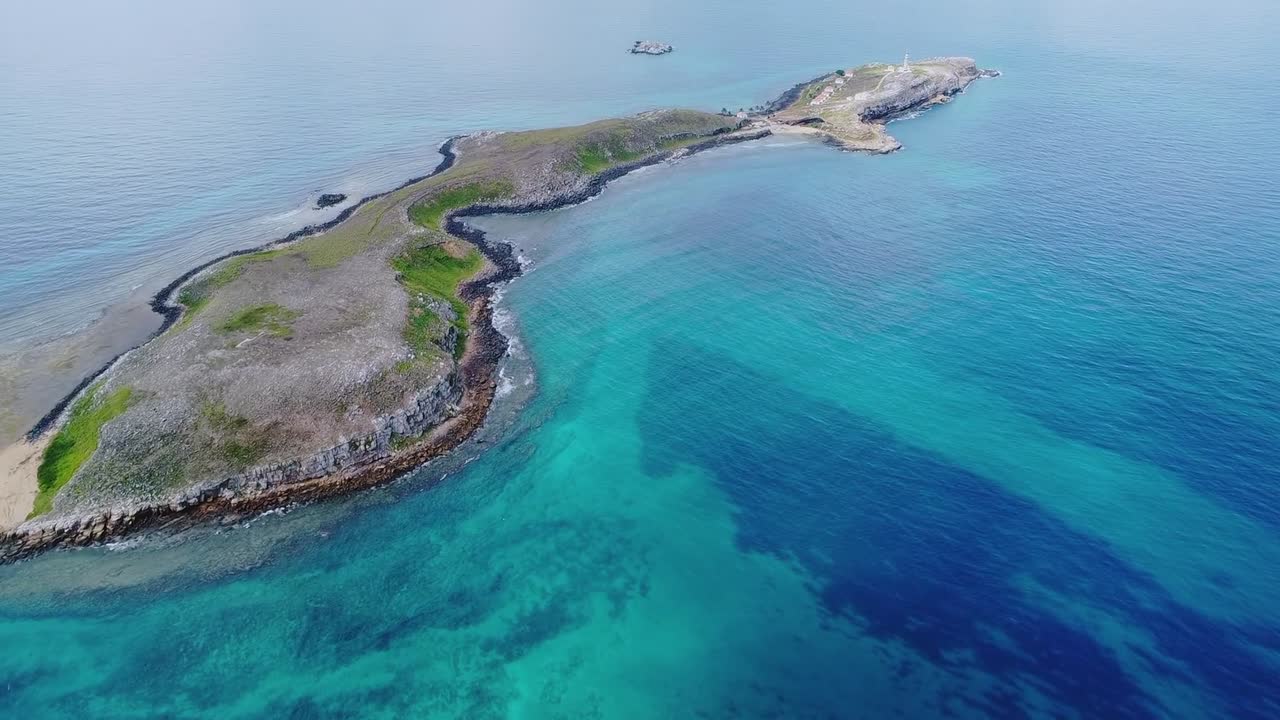 Isola dell'arcipelago di Abrolhos situata nell'Oceano Atlantico, che mostra formazioni uniche, acque turchesi e una fiorente vita marina durante l'esplorazione costiera brasiliana.