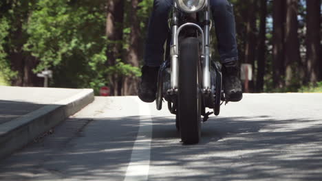 Cámara-Lenta-Cerca-De-La-Rueda-De-La-Motocicleta-Ralentizando