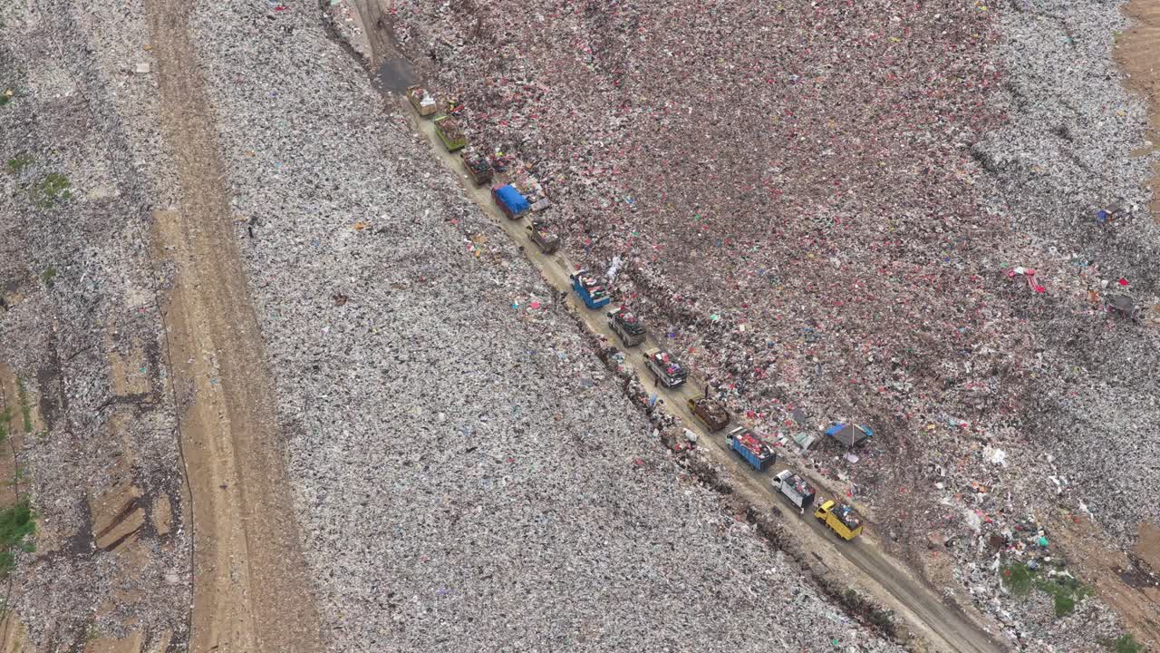 Veduta aerea di autocarri per la raccolta rifiuti presso la discarica di Bali