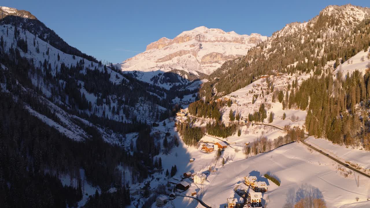 Vista aerea sopra il villaggio alpino innevato di Arabba nelle Dolomiti, Italia.