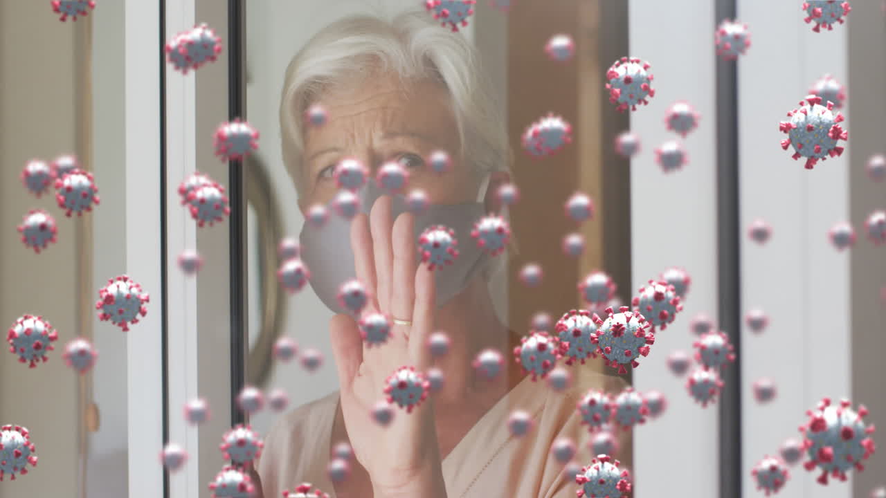 창문  ⁇ 에 마스크를 쓴 고령 여성 위의 코로나 19 세포의 애니메이션