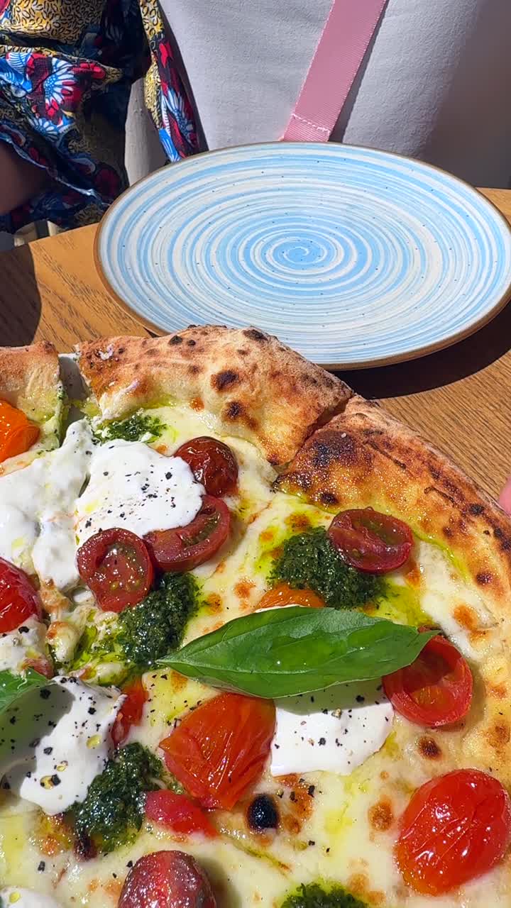 피자를 먹는 여자