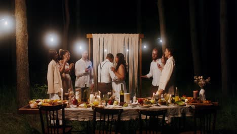 recepción de bodas al aire libre en el bosque por la noche