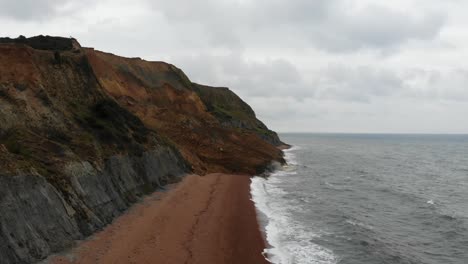 imagen aérea que muestra el deslizamiento de tierra de 2023 en la playa de seatown, dorset, inglaterra.