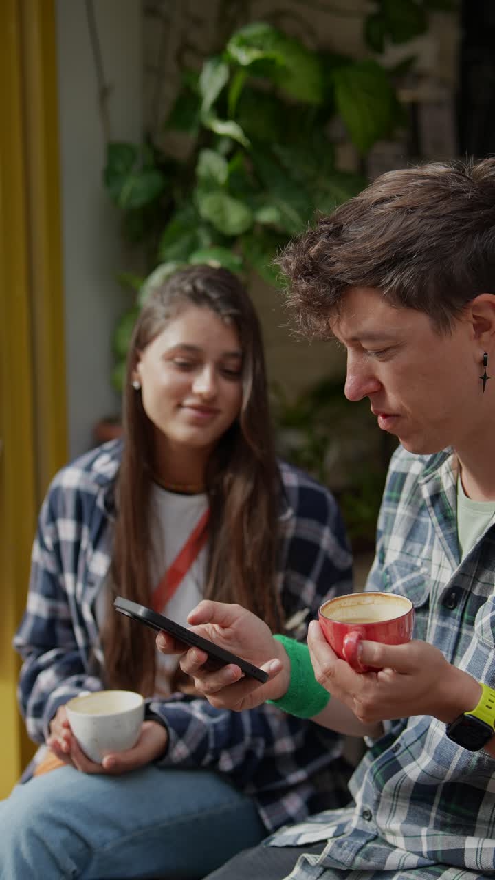 pareja disfrutando de café y una conversación en un café