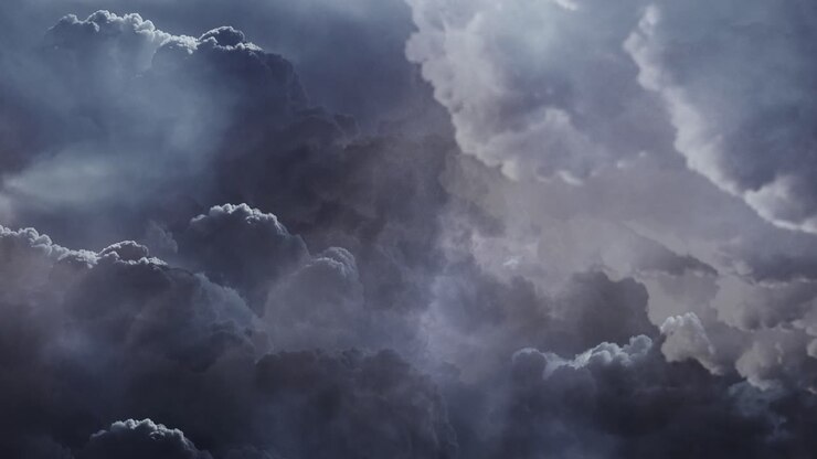 Vista del cielo scuro e delle nuvole in movimento, temporale