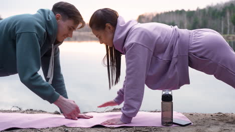 pareja haciendo ejercicios al aire libre