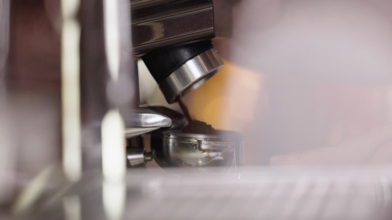 café recién molido como preparación para un espresso