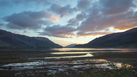 Loch-Leven-Impresionante-Colorido-Atardecer-Timelapse-De-Invercoe,-Tierras-Altas-Escocesas,-Escocia