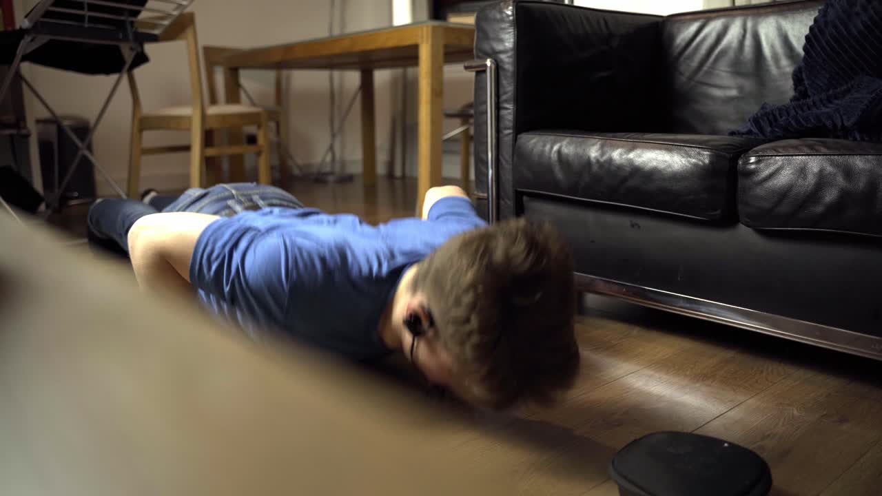 운동 - 젊은 z세대 남성은 격리 기간 동안 집에서 팔굽혀펴기를 합니다.