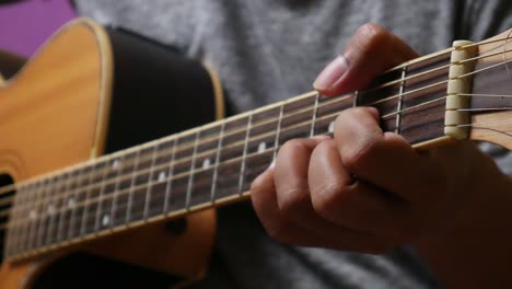 la mano del hombre tocando la guitarra.
