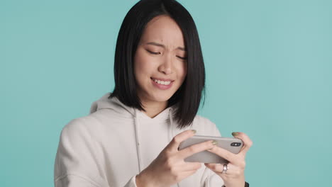 Asiatische-Frau-Spielt-Videospiele-Auf-Dem-Smartphone.