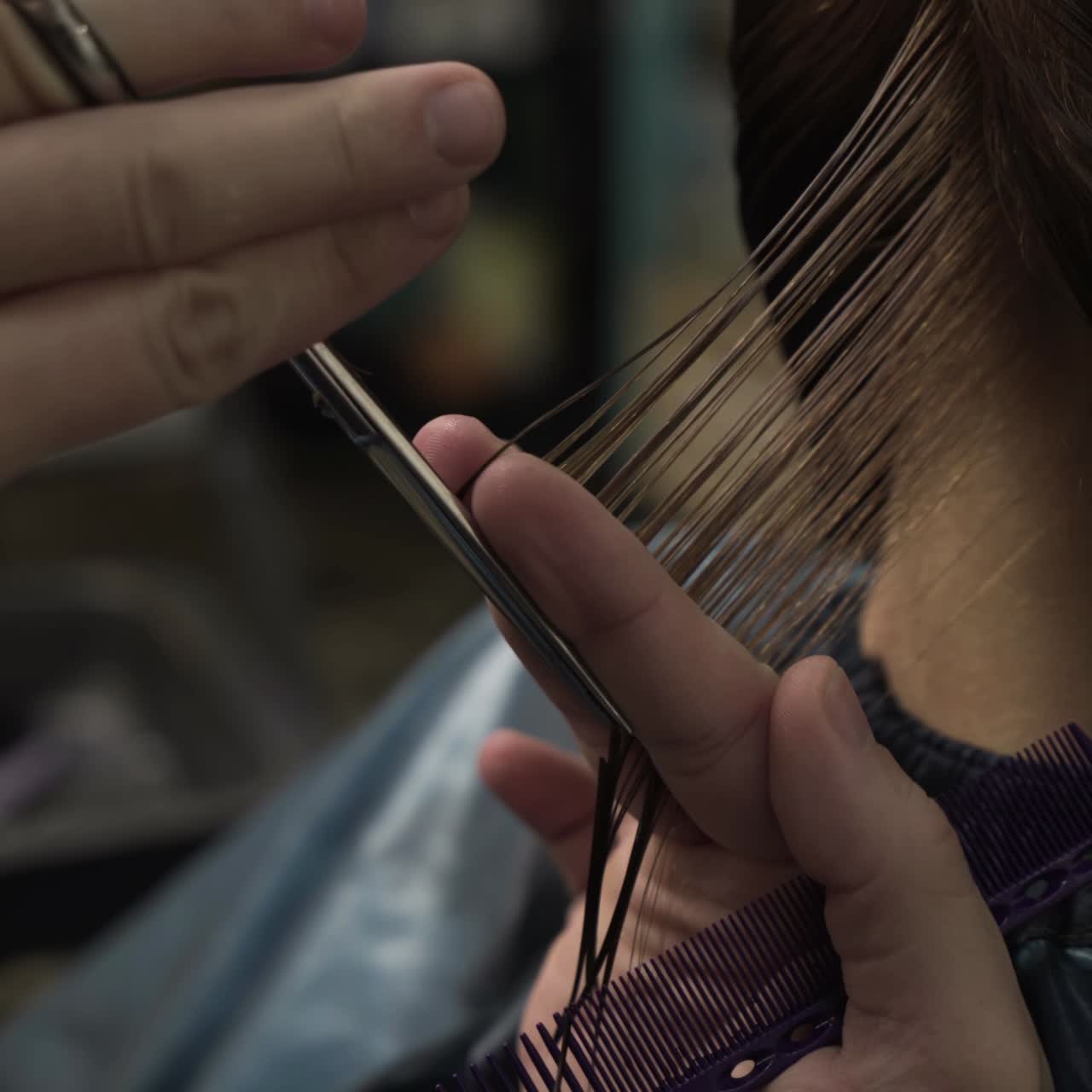 Parrucchiera che tinge i capelli di una cliente