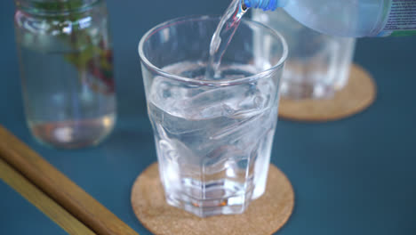 Verter-Agua-En-Un-Vaso-En-Un-Café-Restaurante